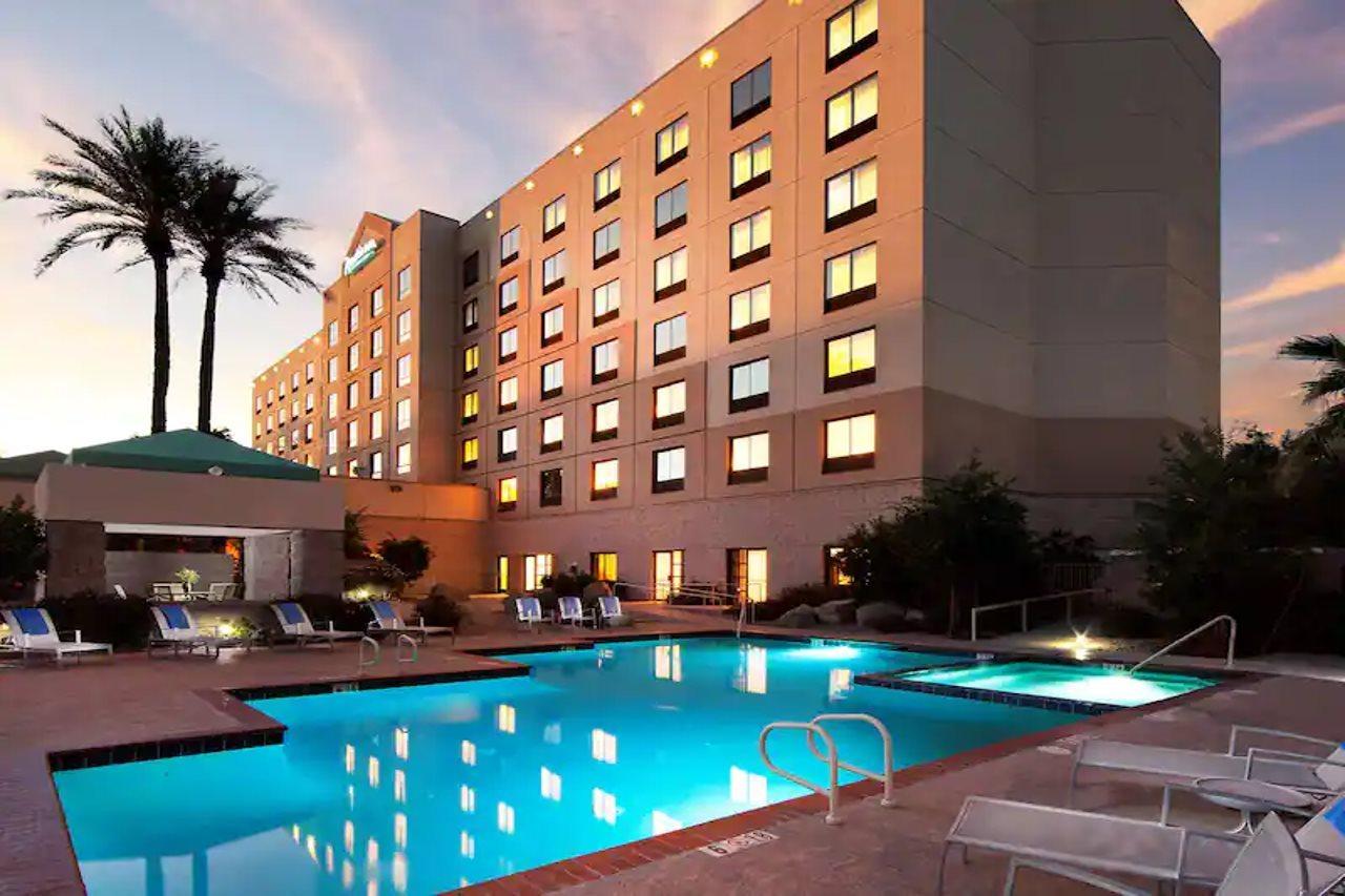 Radisson Hotel Phoenix Airport Экстерьер фото