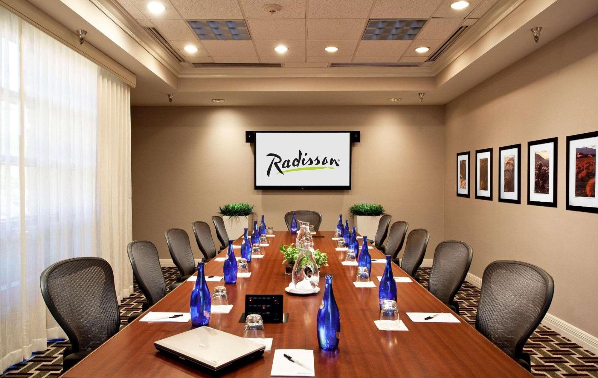 Radisson Hotel Phoenix Airport Экстерьер фото