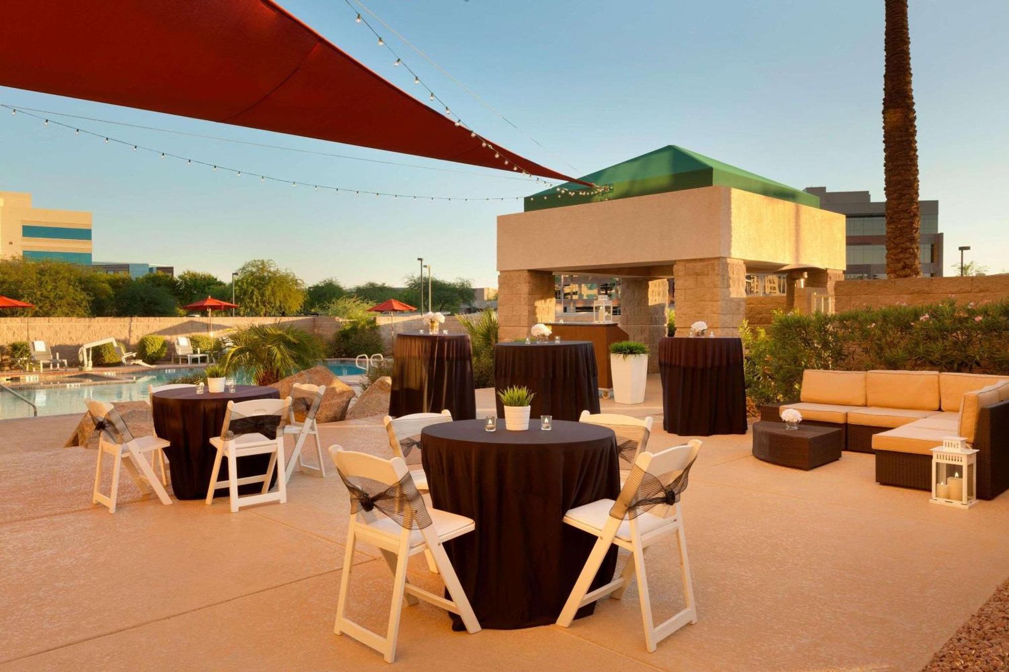 Radisson Hotel Phoenix Airport Экстерьер фото