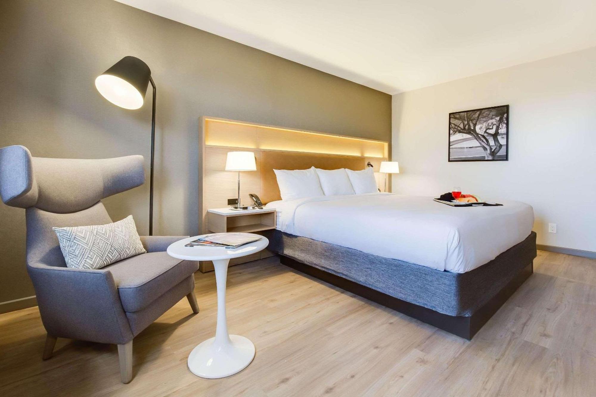 Radisson Hotel Phoenix Airport Экстерьер фото