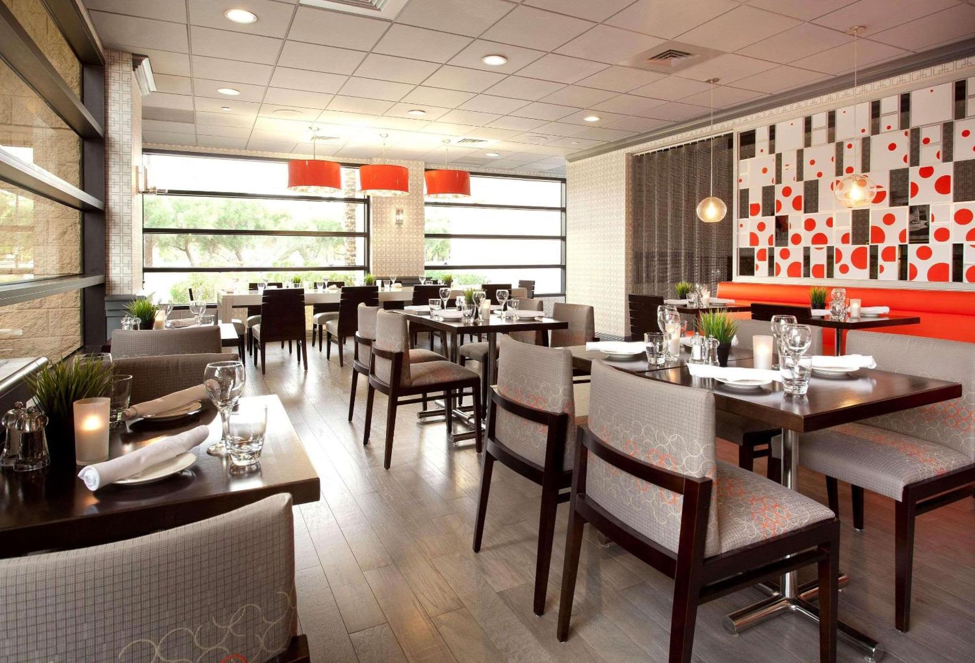 Radisson Hotel Phoenix Airport Экстерьер фото