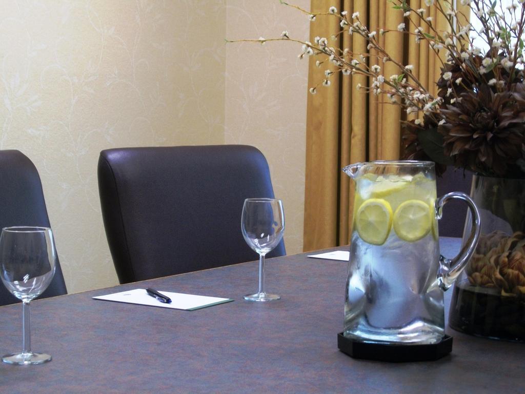 Radisson Hotel Phoenix Airport Экстерьер фото