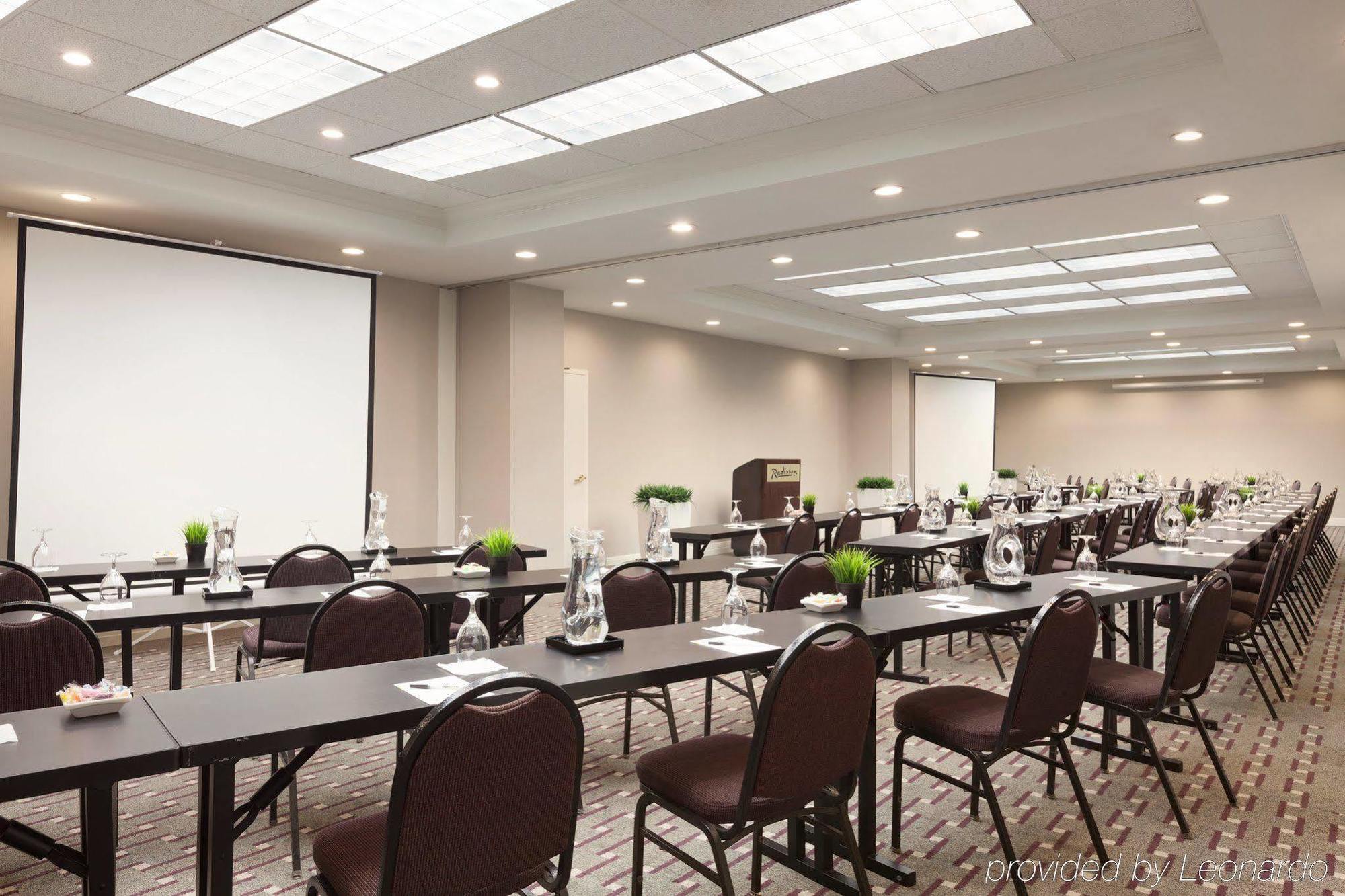 Radisson Hotel Phoenix Airport Экстерьер фото