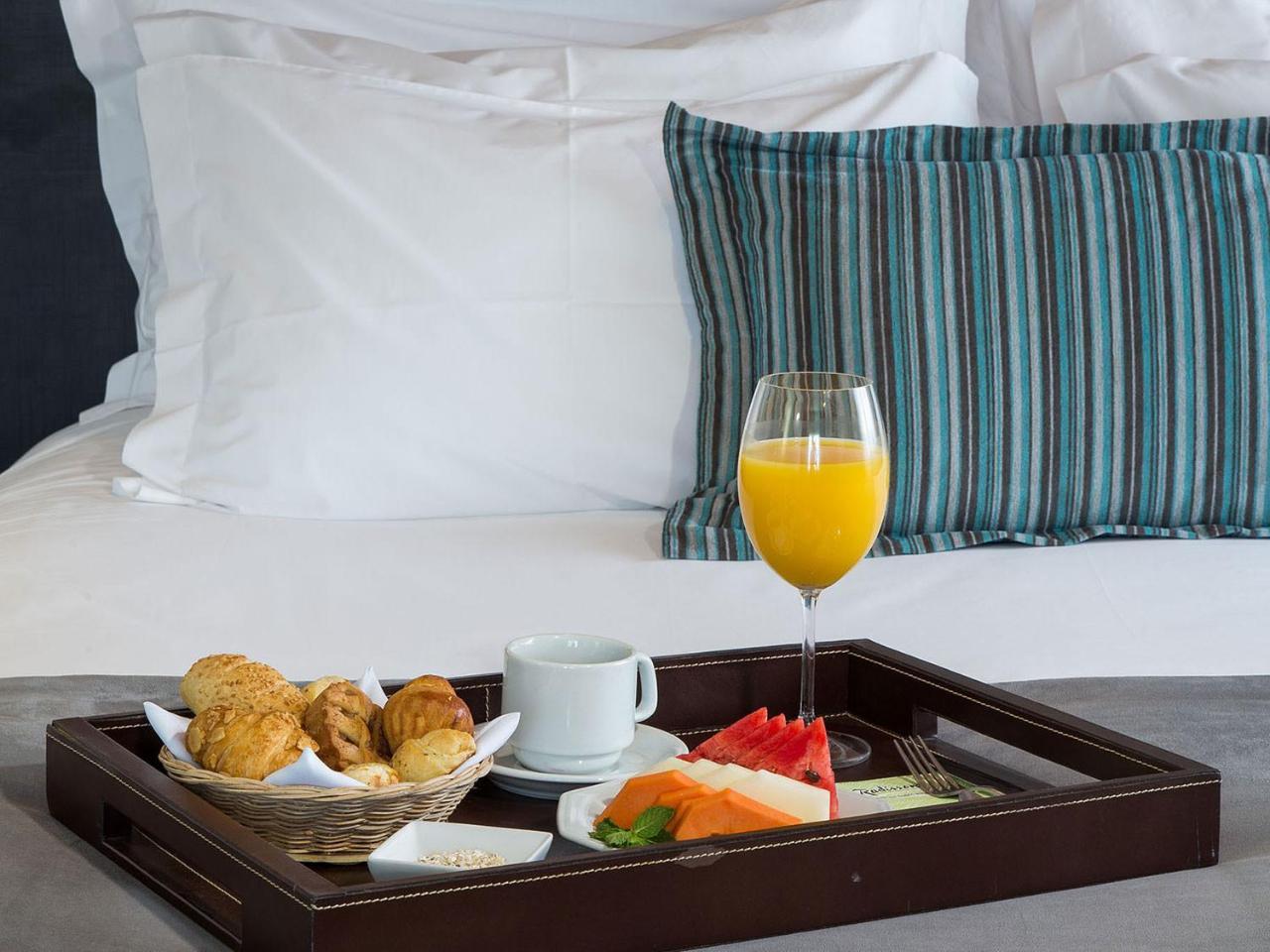 Radisson Hotel Phoenix Airport Экстерьер фото