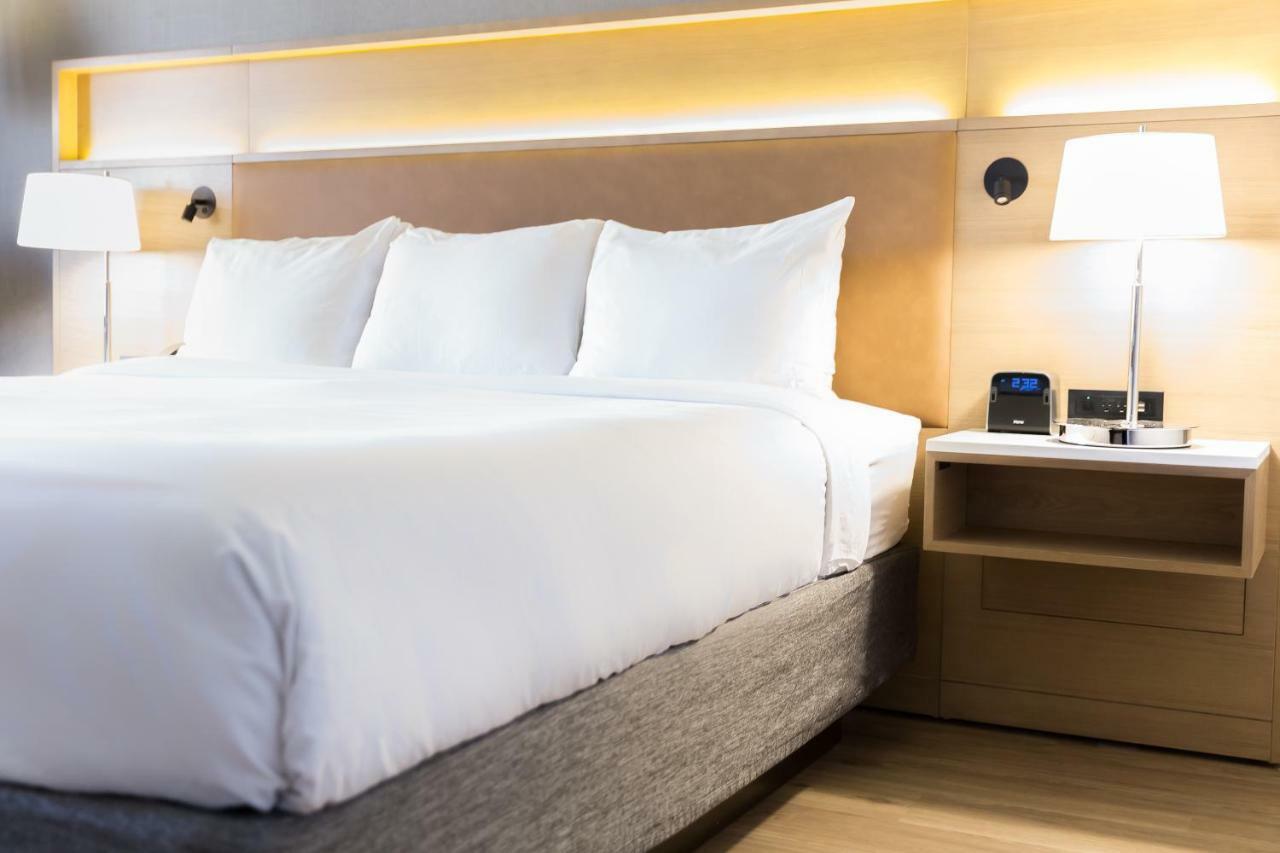 Radisson Hotel Phoenix Airport Экстерьер фото