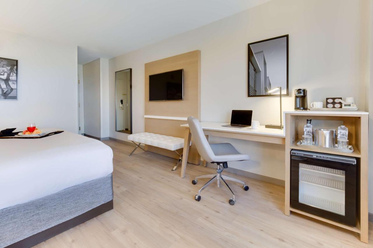 Radisson Hotel Phoenix Airport Экстерьер фото